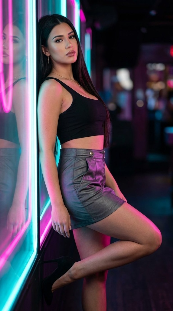 Minifalda gris — Nightclub — apoyada en pared neón